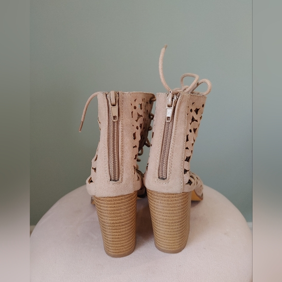 Yoki Brie Lace up Block Heal Bootie - Picture 3 of 6